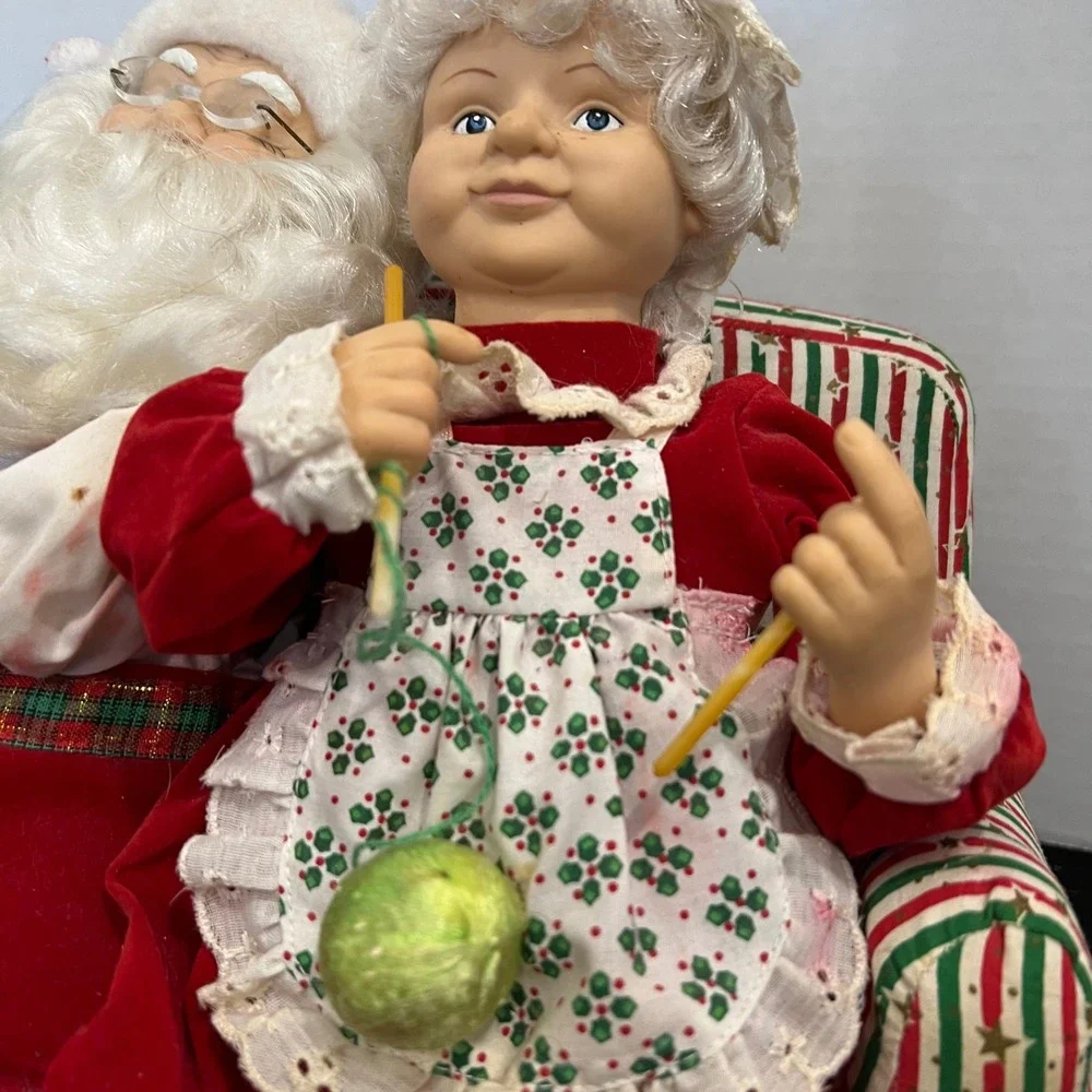 Vintage Animated Santa and‎ Mrs Claus on Couch Christmas Decor